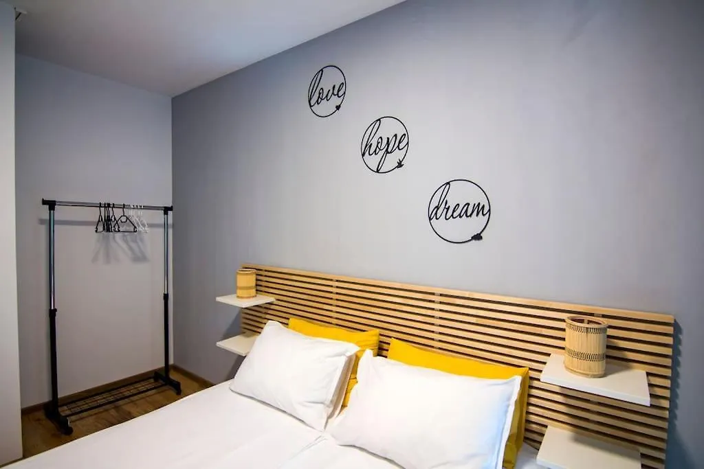 アパート Аpartment Near Sofia Airportアパートメント